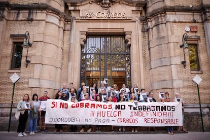Las trabajadoras de limpieza de Correos de Pamplona se concentran en la puerta de las oficinas de la ciudad a 14 de septiembre de 2023. 