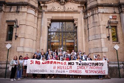 Las trabajadoras de limpieza de Correos de Pamplona se concentran en la puerta de las oficinas de la ciudad a 14 de septiembre de 2023. 