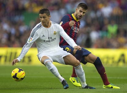 Ronaldo lucha por el balón con Piqué