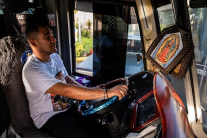 Jefferson Jaramillo conduce su bus al norte de Medellín. Con 20 años de experiencia como conductor de pasajeros, Jaramillo siempre lleva estampas y decoraciones de la Virgen del Carmen en sus viajes al nordeste de Antioquia. “Es mi protectora y por eso soy muy devoto a ella”, afirma.