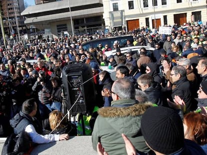  Los taxistas madrile&ntilde;os han llevado su protesta al centro de la capital y bloquean varios carriles del paseo de la Castellana, entre la plaza de Col&oacute;n y la de Gregorio Mara&ntilde;&oacute;n