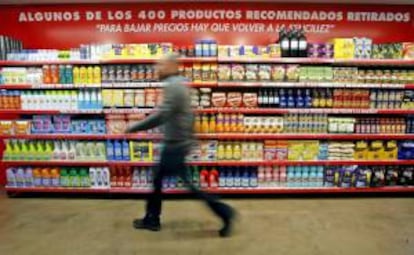 Un hombre pasa ante las estanterias de un supermercado. EFE/Archivo