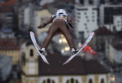 El polaco Piotr Żyła hace un intento en la clasificación para la tercera etapa del evento Four Hills Ski Jumping en el salto de esquí en Innsbruck (Austria).