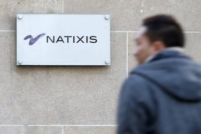 Un cartel en una sede de Natixis en Paris.