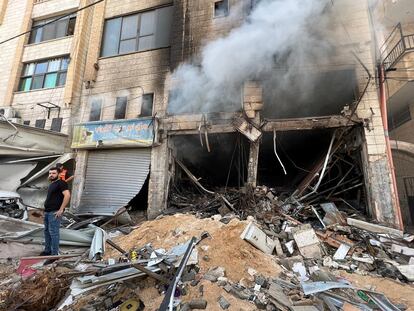 Un palestino, ante una tienda quemada tras un ataque israelí este lunes en el campo de refugiados de Yenín (Cisjordania).