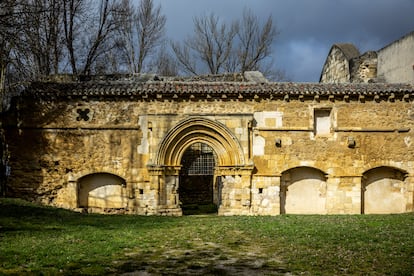 Fachada principal del monasterio de San Salvador de Nogal de las Huertas (Palencia), el pasado 17 de febrero.