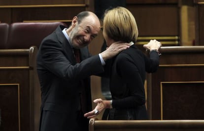 Rubalcaba jokes with Rosa D&iacute;ez in Congress.