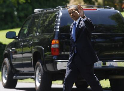 Obama pasa por delante de un Chevrolet de la flota presidencial, ayer en la Casa Blanca.