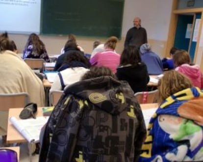 Estudiantes con mantas en un colegio de Almassora.