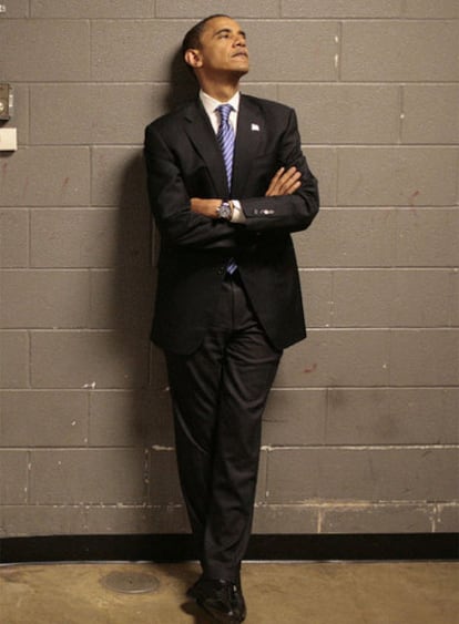 Mayo de 2008. Barack Obama, entonces aspirante a la presidencia, espera apoyado en la pared el comienzo de un mitin en Sioux Falls (Dakota del Sur). 
Foto: AP