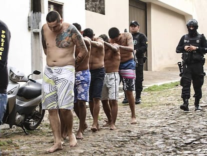 Presos são retirados de cadeia em Itapajé (CE) após massacre.