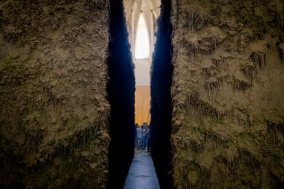 Vista interior de la pieza anterior, que preside la estancia principal de la iglesia del monasterio de la Cartuja de Sevilla.