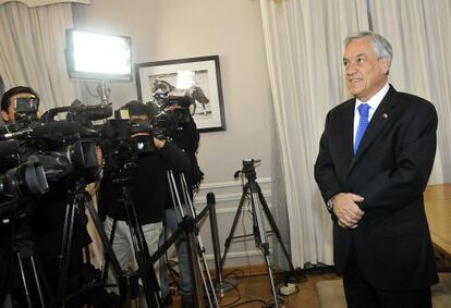 Piñera, antes de una entrevista sobre los presupuestos, en Santiago.