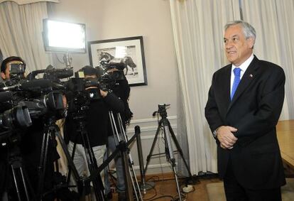 Pi&ntilde;era, antes de una entrevista sobre los presupuestos, en Santiago.