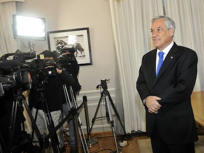 Pi&ntilde;era, antes de una entrevista sobre los presupuestos, en Santiago.