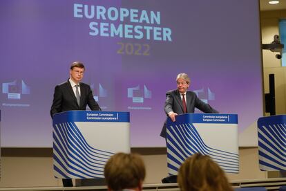 El vicepresidente de la Comisión Europea, Valdis Dombrovskis (I), y el comisario de Economía, Paolo Gentiloni (D).