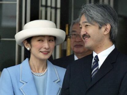 La princesa Kiko, con su marido, el príncipe Akishino, en mayo de 2005.