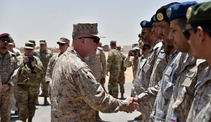 Militares estadounidenses saludan a tropas saudíes el 18 de julio de 2019.