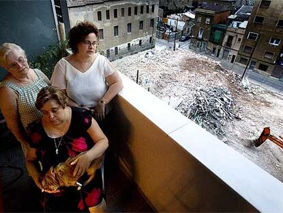 Laura Alcampel, a la derecha, junto a su madre y su hermana mayor, en su nuevo piso de la calle de Garcilaso.