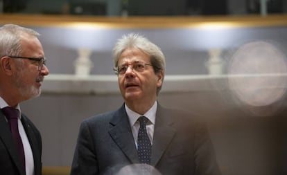 El comisario de Economía, Paolo Gentiloni, hablando con el presidente del BEI, Wener Hoyer, antes del Ecofin.