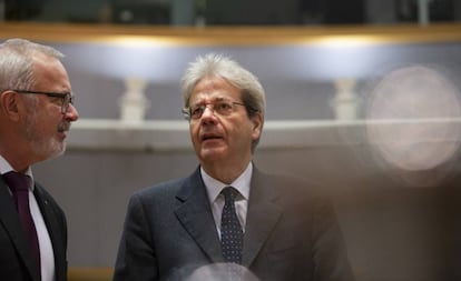 El comisario de Economía, Paolo Gentiloni, hablando con el presidente del BEI, Wener Hoyer, antes del Ecofin. 
 