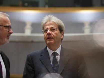 El comisario de Economía, Paolo Gentiloni, hablando con el presidente del BEI, Wener Hoyer, antes del Ecofin. 
 