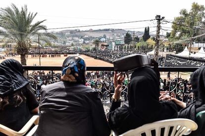 En medio de la plaza ‘Baida’, un grupo de actores iraquíes representa la batalla de Kerbala. Lloran a Hussein, hijo de Ali y Fátima, a su vez hija del profeta Mahoma. Hussein fue asesinado en 680 d.c. por una tribu enemiga junto con sus 72 compañeros en la batalla que tomó su nombre de la ciudad iraquí Kerbala. Alí, cuñado del profeta, fue el cuarto y último Califa descendiente de Mahoma. Con el asesinato de sus dos hijos, Hassan y Hussein, nació una nueva rama del Islam cuyos seguidores pasarán a ser llamados chías. Poco se oía de esta escisión del Islam en Europa hasta que la mediatizada guerra de Iraq en 2003 exacerbó las diferencias entre las dos principales ramas del Islam; suníes y chiíes, hoy enfrentados también en Siria.