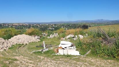 Un colchón y escombros, en uno de los vertederos ilegales de Majadahonda,