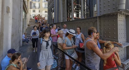 Unos turistas hacen cola para subir al ascensor de Santa Justa, en Lisboa.