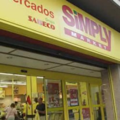 Fachada de un supermercado Simply