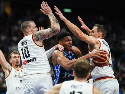 Giannis Antetokounmpo, entre jugadores de Alemania.