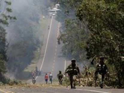 Integrantes del Ejército colombiano caminan por la vía que de Popayán conduce a Cali, al suroeste de Colombia.