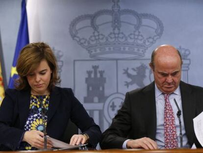 Santamar&iacute;a y Guindos, antes de iniciar la rueda de prensa posterior al Consejo de Ministros.