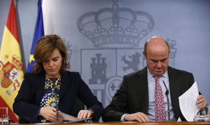 Santamar&iacute;a y Guindos, antes de iniciar la rueda de prensa posterior al Consejo de Ministros.