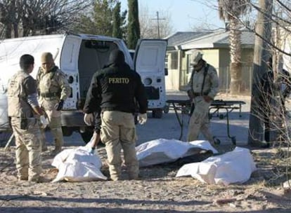 La Policía mexicana examina cinco cadáveres de varones que fueron asesinados a tiros por desconocidos en El Millón, cerca de Ciudad Juárez.