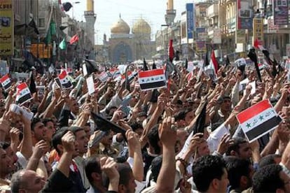 Manifestantes lanzan consignas contra Estados Unidos y contra los ataques terroristas ayer en Bagdad.