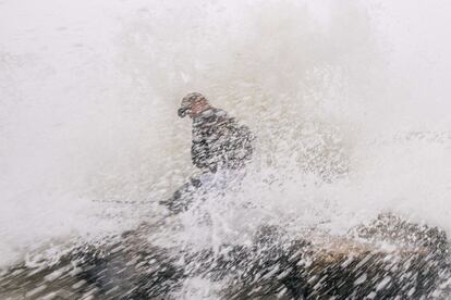 Un hombre es envuelto por una ola mientras pesca antes de la tormenta tropical 'Nicholas', el 13 de septiembre, en Galveston, Texas.