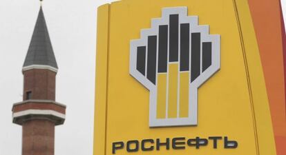 O logotipo de Rosneft, em uma gasolinera e um edifício de Moscú.