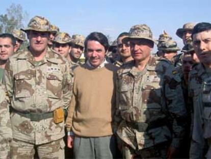 Aznar posa junto a varios militares españoles durante su visita sorpresa a Diwaniya.