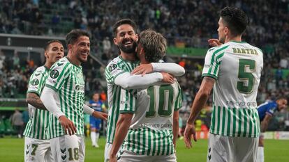 Los jugadores dle Betis celebran el gol de Abde este miércoles.