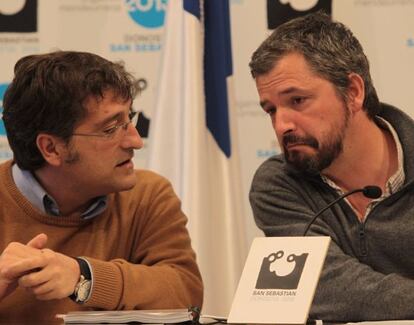 El delegado de Hacienda donostiarra, Jabi Vitoria (derecha), junto al portavoz de Bildu, ayer durante su comparecencia.