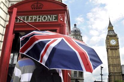 Una cabina de tel&eacute;fonos londinense, un paraguas con la bandera brit&aacute;nica y la torre del Big-Ben: la quintaesencia de lo ingl&eacute;s.