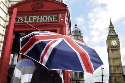 Una cabina de teléfonos londinense, un paraguas con la bandera británica y la torre del Big-Ben: la quintaesencia de lo inglés.