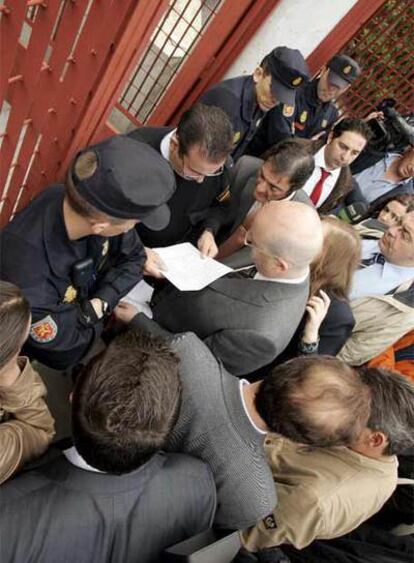 Un policía  procede a leer la lista de los abogados defensores de los agentes detenidos por corrupción.