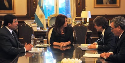 La presidenta argentina, reunida con su equipo económico este lunes al retormar su agenda tras la muerte de su marido.