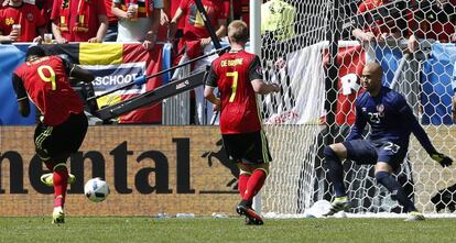 Lukaku hace el tercer gol de Bélgica.