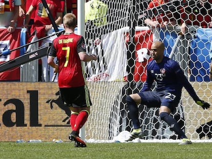 Lukaku hace el tercer gol de Bélgica.