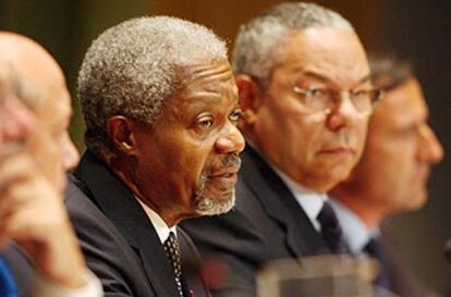 Kofi Annan (izquierda), junto a Colin Powell, ayer en la Asamblea General de la ONU.