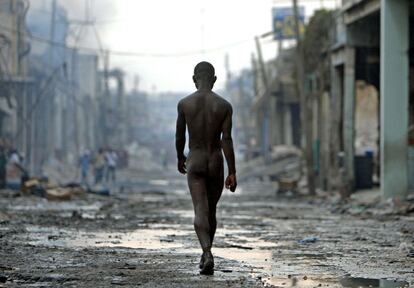 Um jovem caminha nu pelas ruas de Porto Príncipe várias semanas depois do terremoto (03/01/2010). Esta fotografia foi premiada com o Prêmio Ortega e Gasset de Jornalismo Gráfico de 2011.