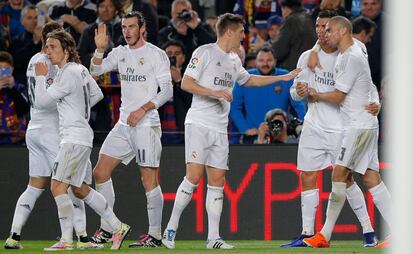Los jugadores del Madrid celebran el gol de Cristiano. 